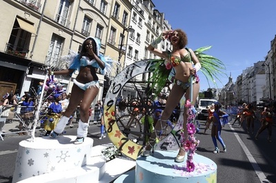 仏パリに南国の風、トロピカルカーニバル開催