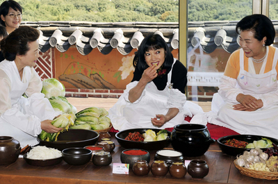 日韓首脳夫人も「キムチ外交」、幸夫人 韓国伝統料理に挑戦