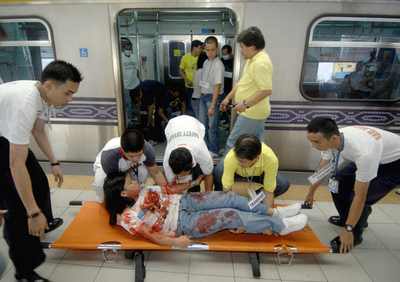 血まみれの犠牲者、爆弾テロ被害を模擬訓練で検証