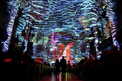 教会で音と光のショー開催 英ロンドン