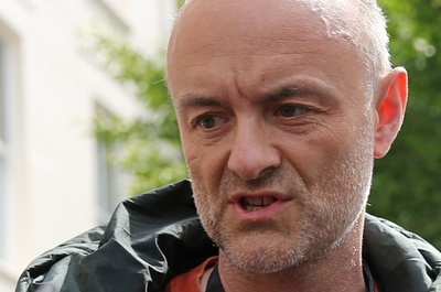 英首相、コロナ封鎖下で親類宅に行った側近を擁護