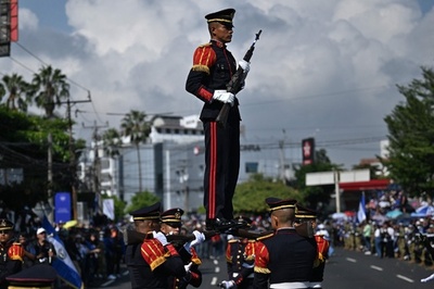 【今日の1枚】銃身の上で直立する兵士 エルサルバドル