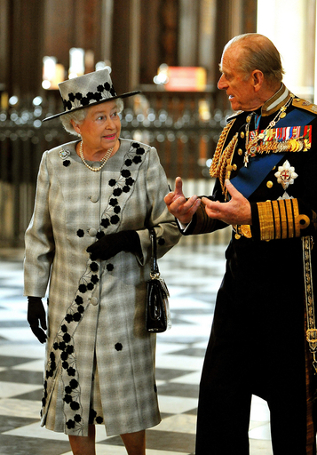 英フィリップ殿下、TVリモコン使えず床に寝ころんで奮闘