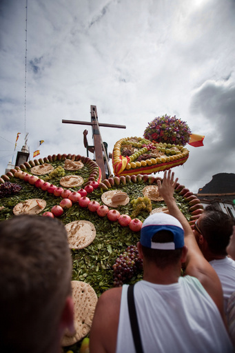 ハート形のみこし担ぐ守護聖人の祭り、スペイン・カナリア諸島
