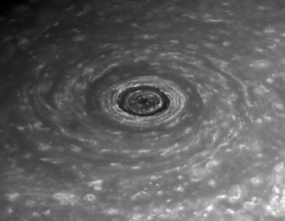 土星の巨大な渦の「目」、NASA探査機が撮影