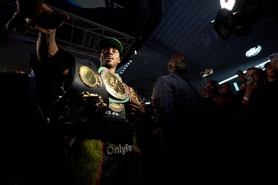 スペンスがウガスにTKO勝ち 世界ウエルター級王座統一