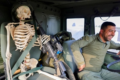 イスラエル兵、骸骨とポーズ