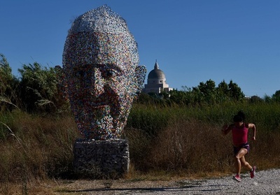 材料はペットボトルのキャップ！ローマの公園に異色の法王像登場