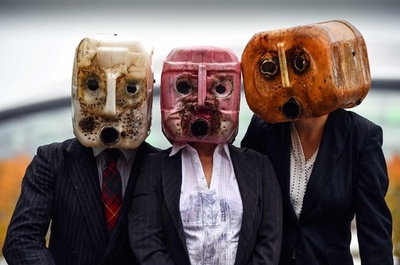 【今日の1枚】ポリタンク頭で気候変動危機を訴える 英グラスゴー