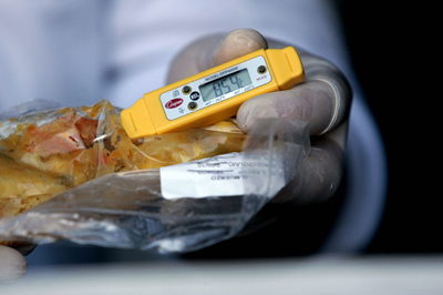 チリ鉱山落盤事故、作業員らエクササイズを開始 タバコも配給