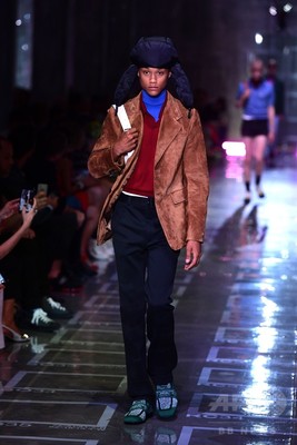 ネオンカラーでスポーティ プラダ 19年春夏メンズ 写真47枚 ファッション ニュースならmode Press Powered By Afpbb News