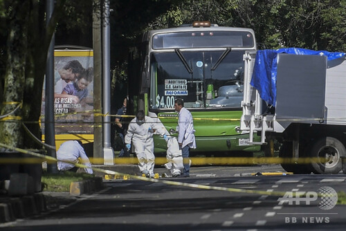 ｌｔｔｅ制圧で挟撃開始 スリランカ 最終攻撃へ １４日 スリランカ北部で 反政府武装組織タミル イーラム解放のトラの支配地域から逃げた市民を護衛する政府軍兵士 スリランカ政府軍提供 ａｐ 共同 四国新聞社