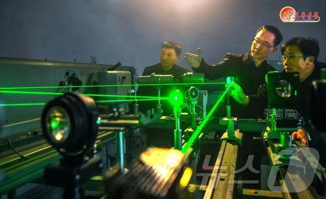 北朝鮮の国家科学院物理学研究所の研究者たち＝労働新聞(c)news1