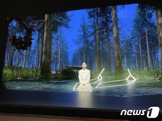 チームスタジオのLEDウォールを使ったコンテンツ制作作業の様子(c)news1