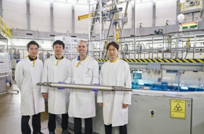 ベルギーで第2段階の性能検証のための核燃料集合体の装塡式に臨む研究グループ（韓国原子力研究院）(c)KOREA WAVE