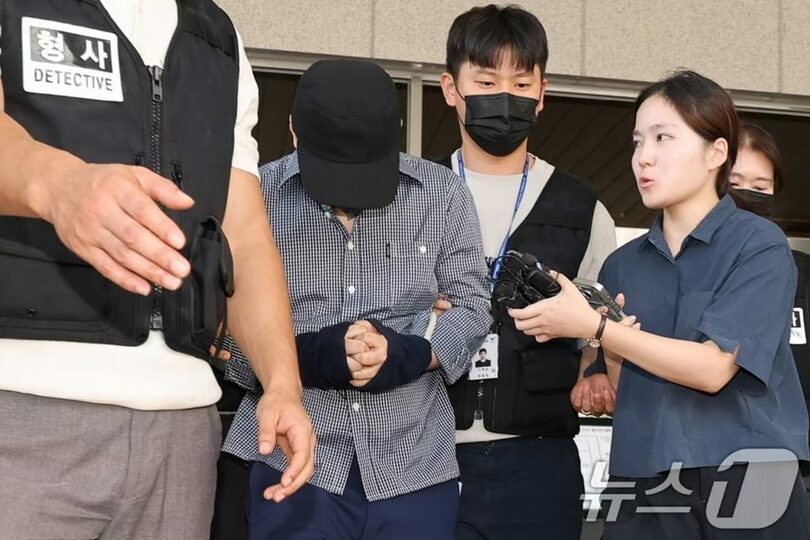 チャン・ミランさんら失踪事件2件を虚偽終結した疑いを受ける済州西部警察署所属の警察官が25日、済州地裁で拘束令状審査を終えた後、移動している＝2026年8月25日(c)news1