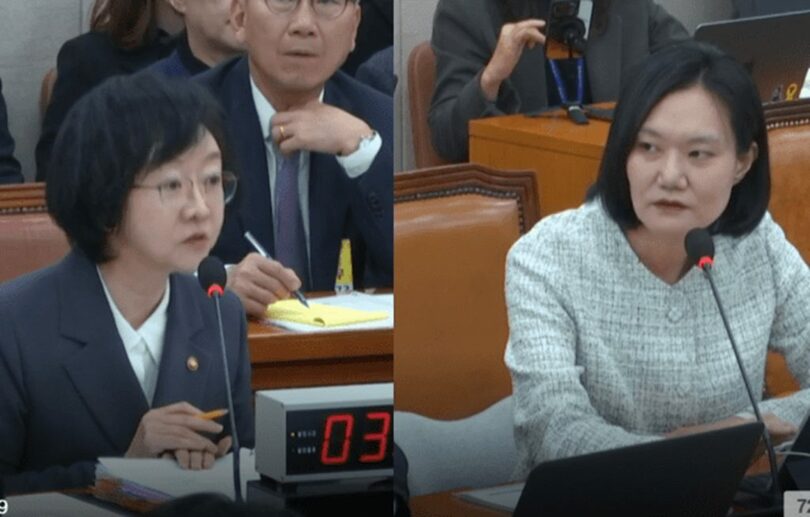 （左から）オ・ユギョン食品医薬品安全処長、共に民主党のキム・ナムヒ議員＝国会インターネット議事中継システム(c)KOREA WAVE