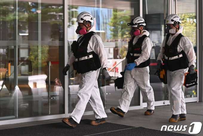 16日、SK C&amp;C板橋キャンパスカカオデータセンターの火災現場で、消防と警察関係者らが1次鑑識のため移動している（共同取材）(c)news1