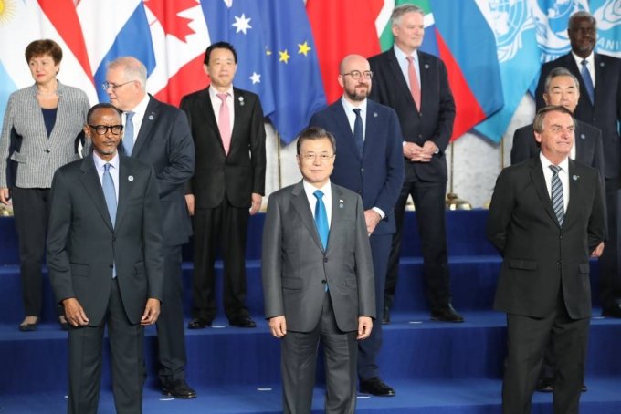 ローマで開かれたG20公式歓迎式で記念撮影に臨む(c)NEWSIS