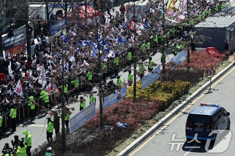 2月20日、ソウル中央地裁を出発する法務省の護送車両(c)news1