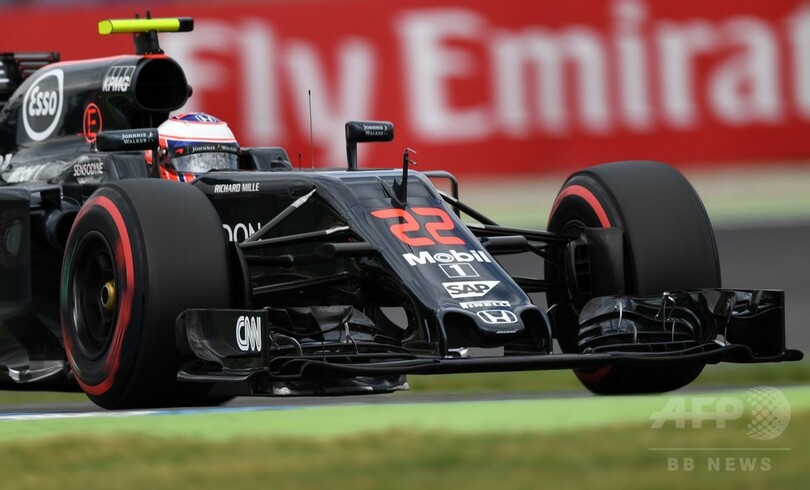 バトンの目にカーボンブレーキの破片が混入、病院で無事に除去