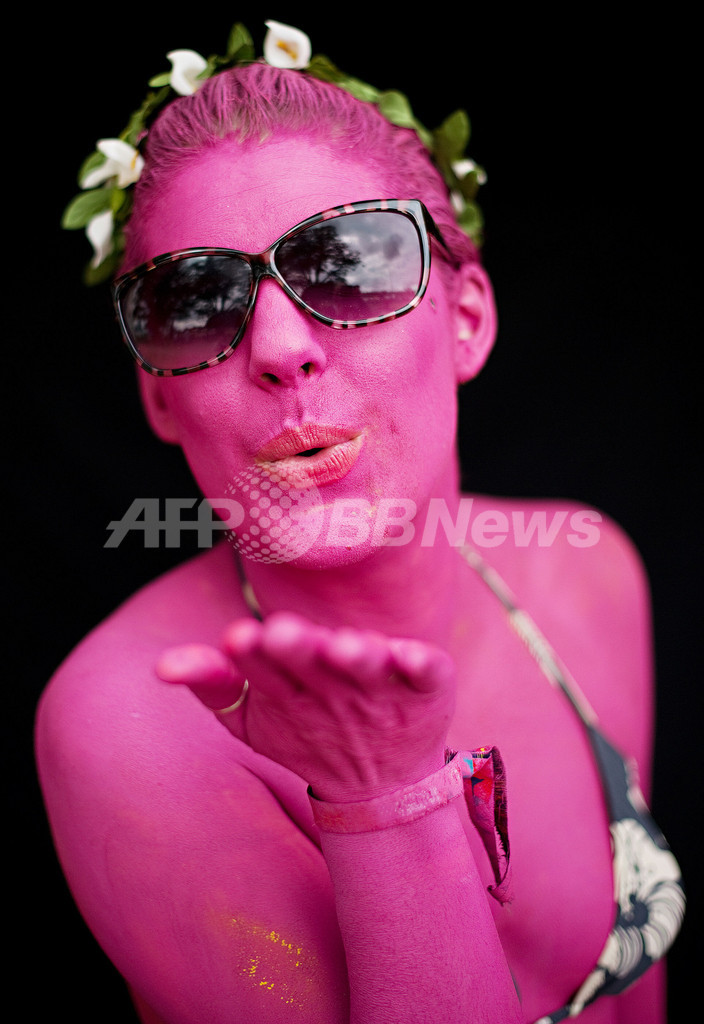 英野外フェス「ビッグ・チル」大盛況、集団ヌード撮影も