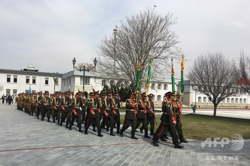 アフガンのガニ大統領と対立候補が同時に就任宣誓、最中に爆発音