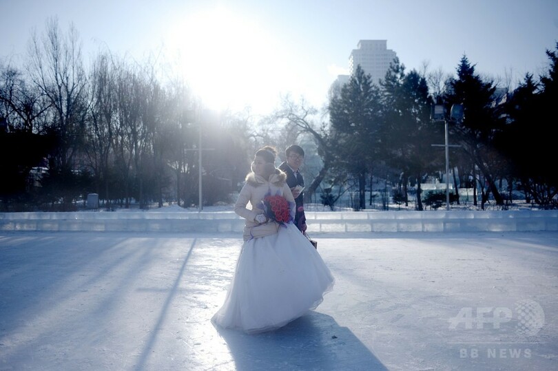 氷雪像に映える純白の花嫁、「ハルビン国際氷雪祭」で結婚式