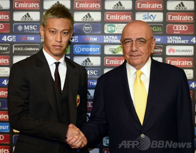 本田が本拠地サン・シーロでミラン入団会見