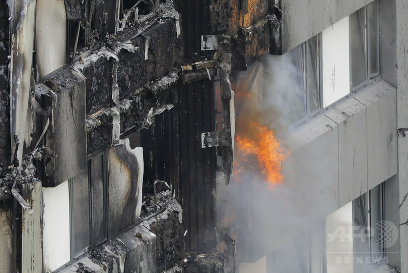 英ロンドンの高層住宅火災、死者17人に