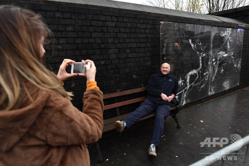 バンクシー新作はベンチを引くトナカイ 街をにぎわす 英