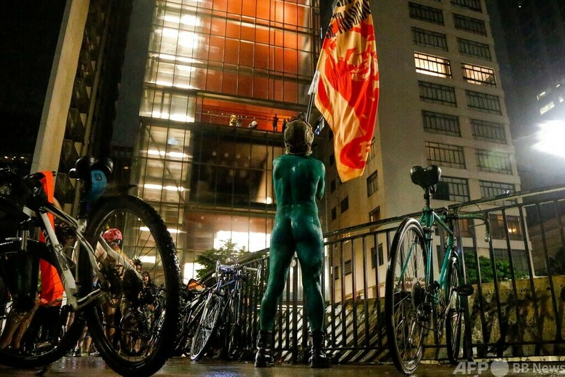 裸の自転車集団、交通安全訴え ブラジル