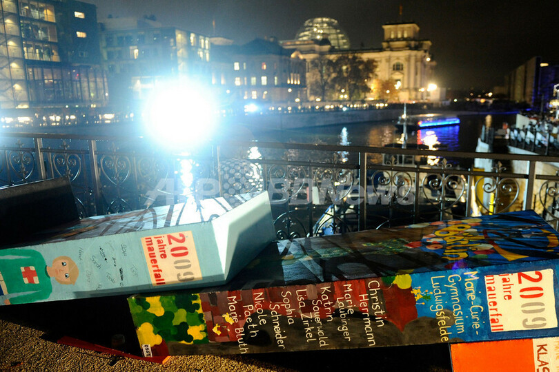 「ベルリンの壁」崩壊20年を祝う巨大ドミノ倒し