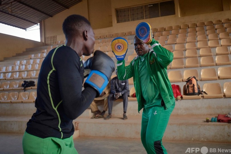 ニジェールの元ボクシング王者 ストリートチルドレンを熱血指導