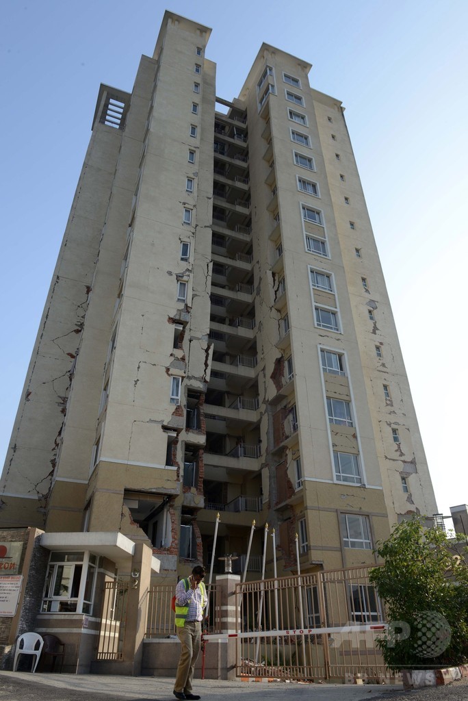 再建か？解体か？ネパール大地震で損壊した高級高層住宅の運命