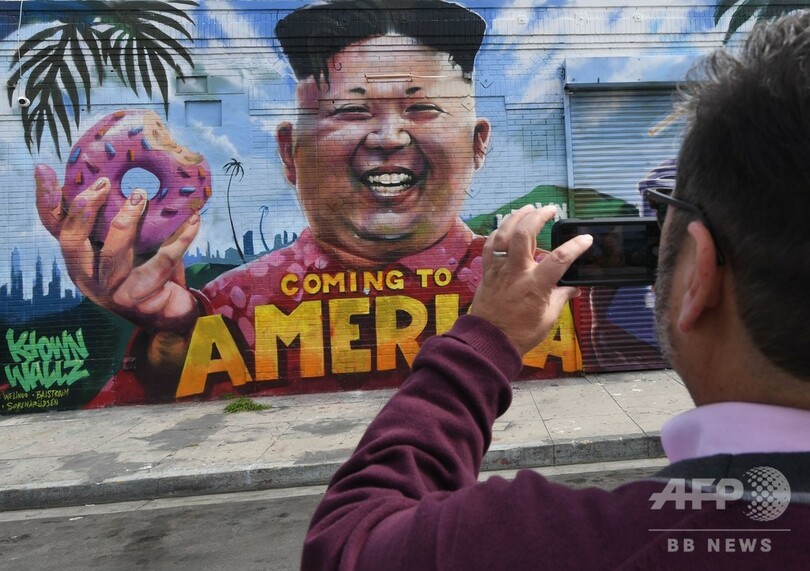「米国にやって来る」、LAにドーナツとミルクシェイク持つ金委員長の壁画