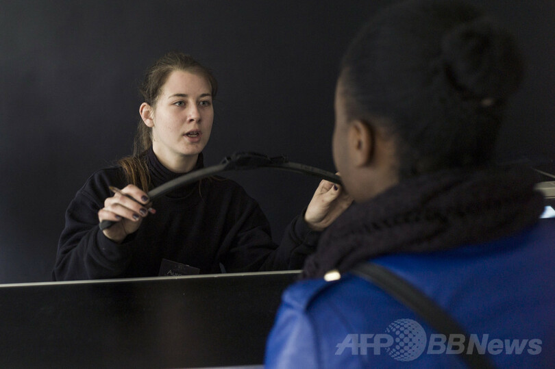 マニキュアしながら修理待ち、女性向け自動車工場 仏パリ