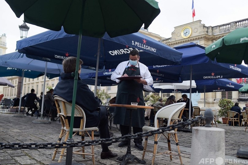 EU、ワクチン接種者の入域許可へ 仏ではカフェなど再開