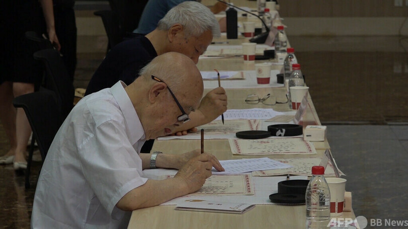 新入学生に教授らが毛筆の入学通知書をプレゼント 中国・西安の大学