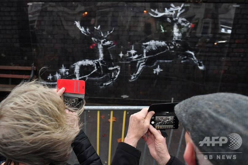 バンクシー新作はベンチを引くトナカイ 街をにぎわす 英