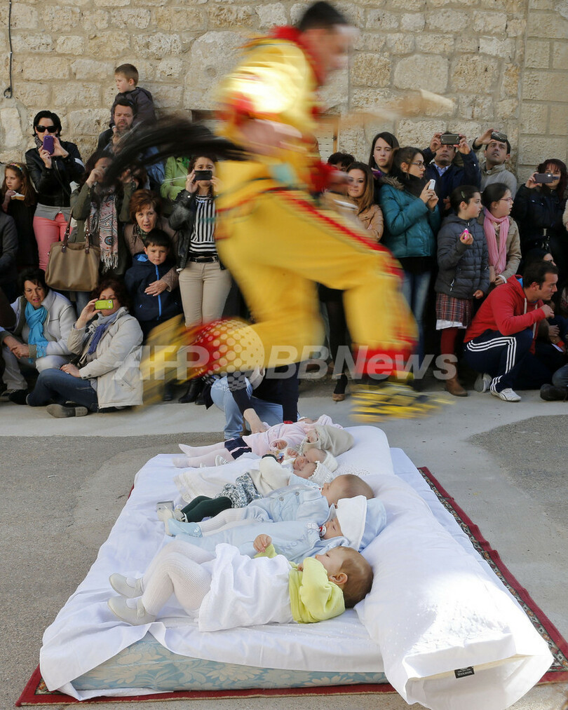 赤ちゃんの上を悪魔がぴょん スペイン伝統の厄払い行事 エル コラチョ 写真12枚 国際ニュース Afpbb News