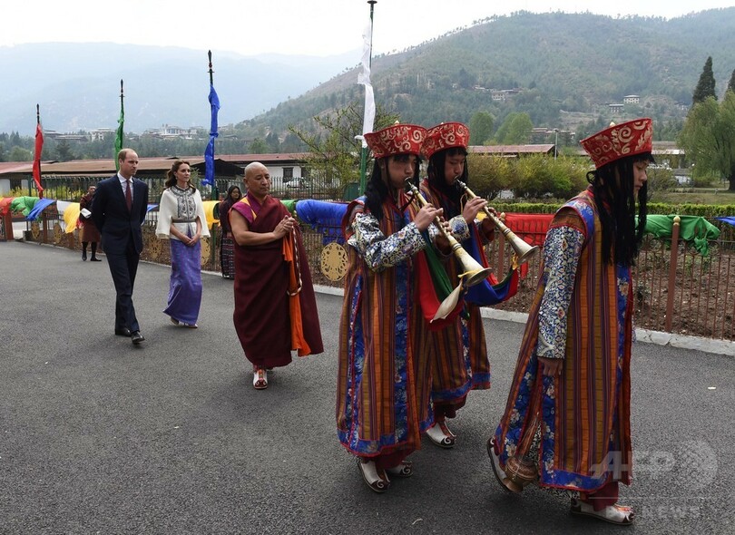 英王子夫妻、「幸せの国」ブータン初訪問 国王夫妻が歓迎