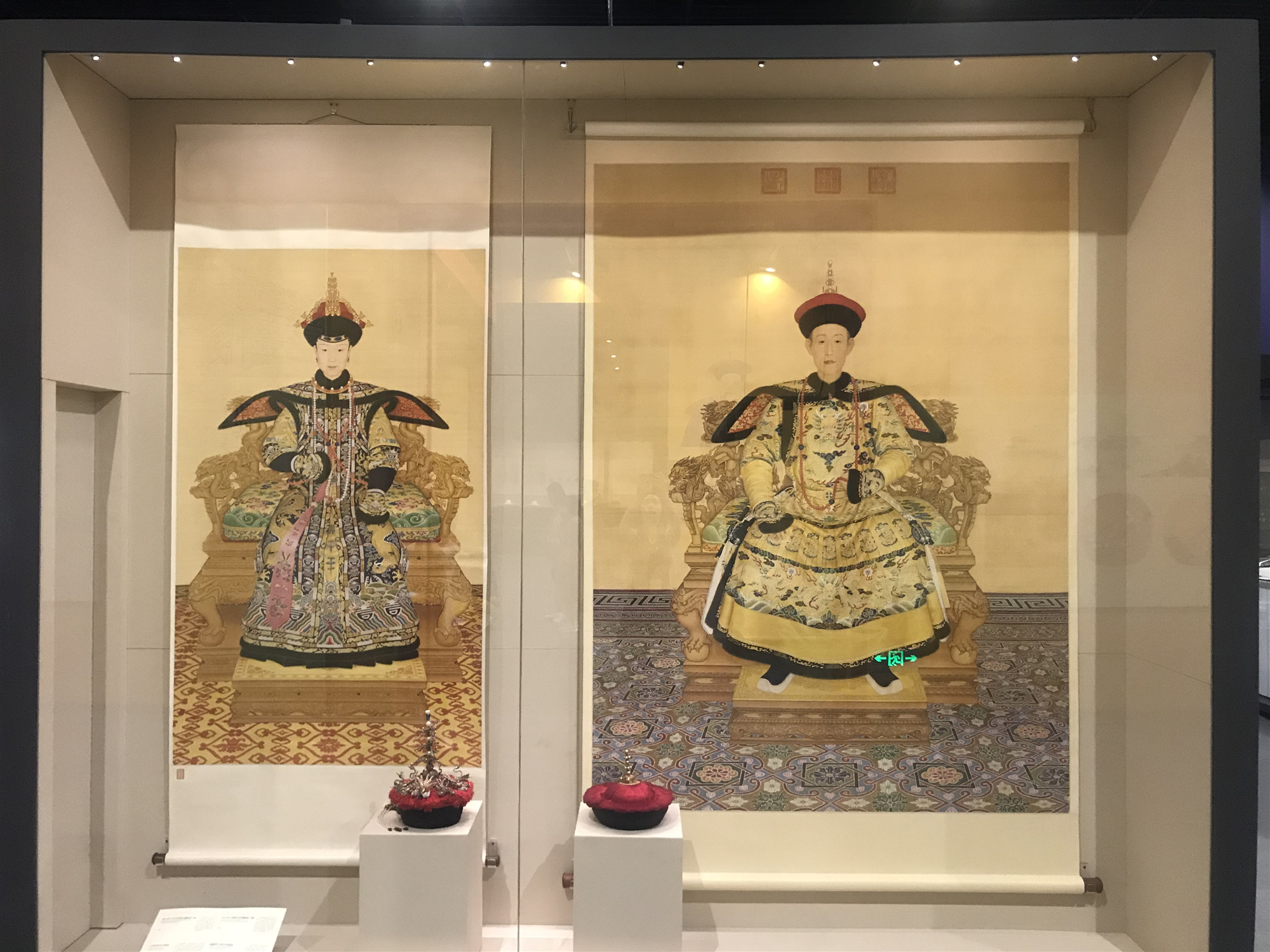 【最終お値下げ中】台湾　清朝の皇帝の衣装の額　インテリア　故宮博物院 故宮（紫禁城）⑦珍宝館1装飾品 | wasakoのブログ
