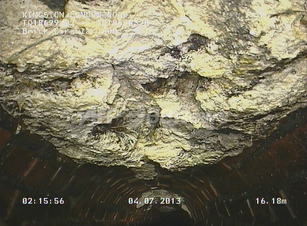 ロンドン下水管から15トンの廃油の塊を除去、2階建てバスサイズ ロンドン下水管から15トンの廃油の塊を除去、2階建てバスサイズ