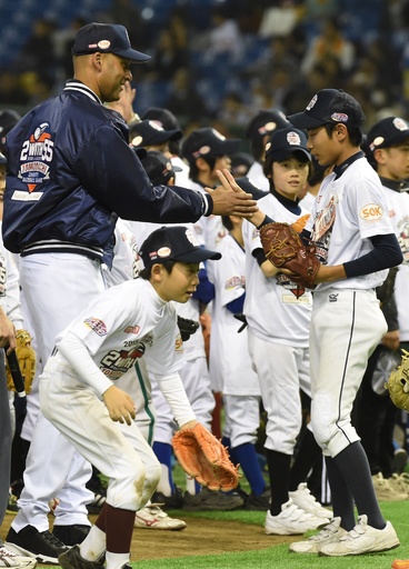 松井氏とジーター氏、東京ドームで野球教室 写真7枚 国際ニュース