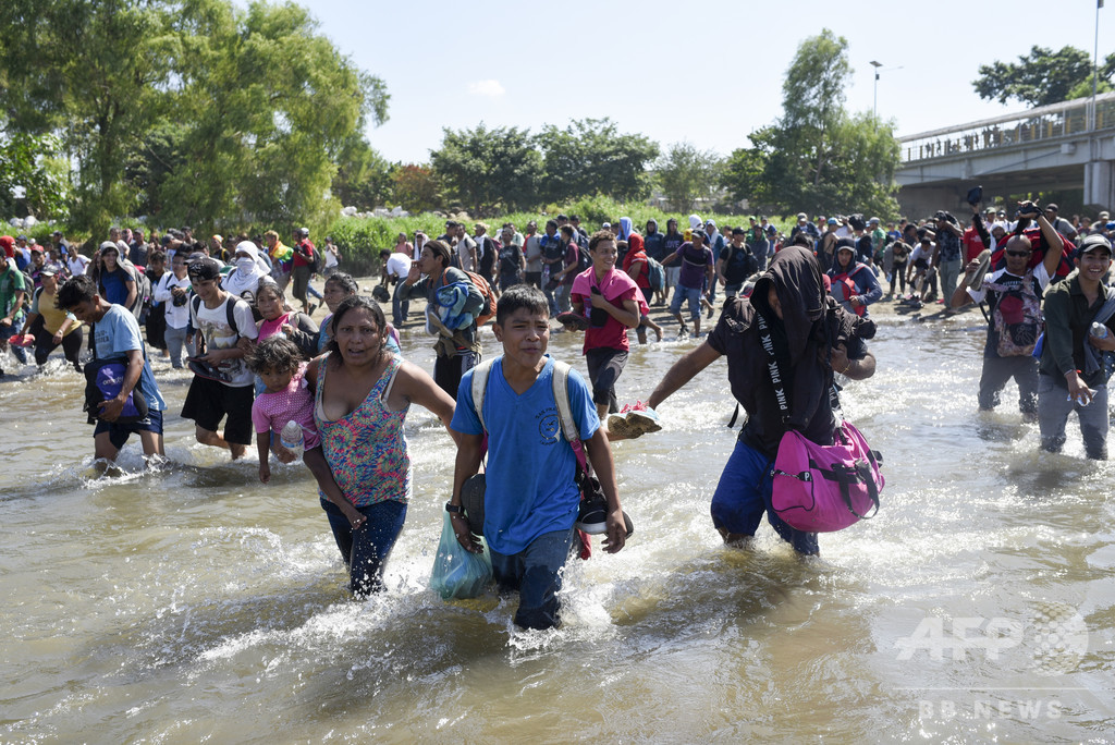 メキシコ国境警備隊、川越え試みた移民集団を催涙弾で撃退 写真29枚 国際ニュース:AFPBB News