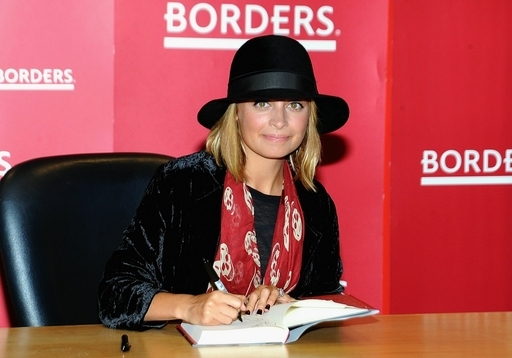 ニコール・リッチー、著書｢Priceless｣のサイン会に登場！ 写真13枚