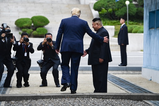 トランプ大統領、金正恩氏と面会 北朝鮮側に足を踏み入れる 写真42枚