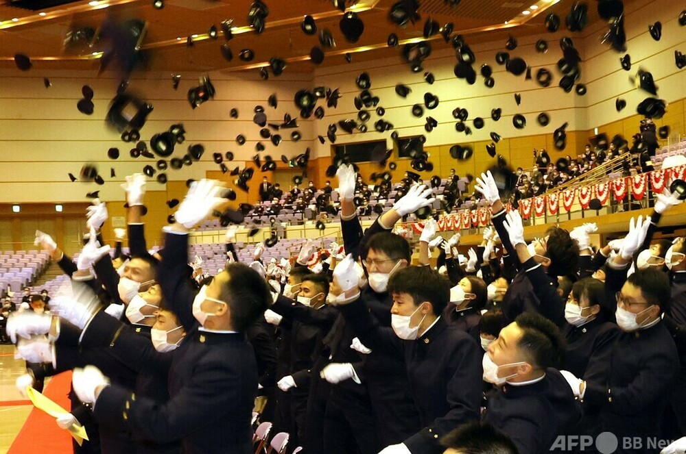 防衛大卒業式 宙に舞う帽子 写真9枚 国際ニュース：AFPBB News