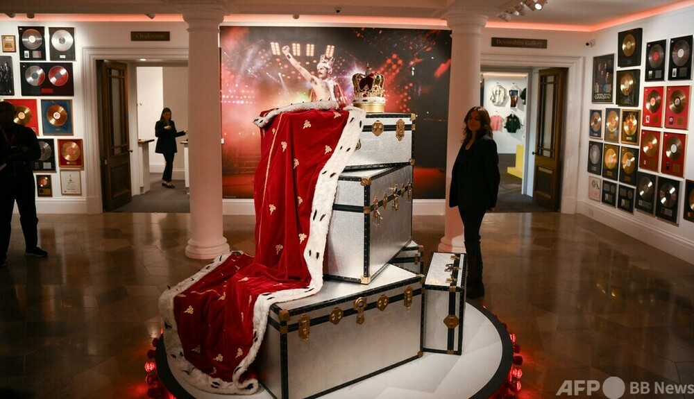 Queenのイギリスから取り寄せた特製切手額縁とフレディマーキュリーの本セット イギリスの郵便局Royal Mailとのクィーン50周年切手 | Freddie